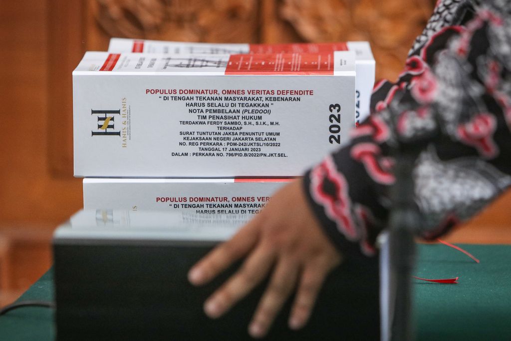 Tumpukan berkas nota pembelaan atau pleidoi milik terdakwa Ferdy Sambo di Pengadilan Negeri Jakarta Selatan, Selasa (24/1/2023).