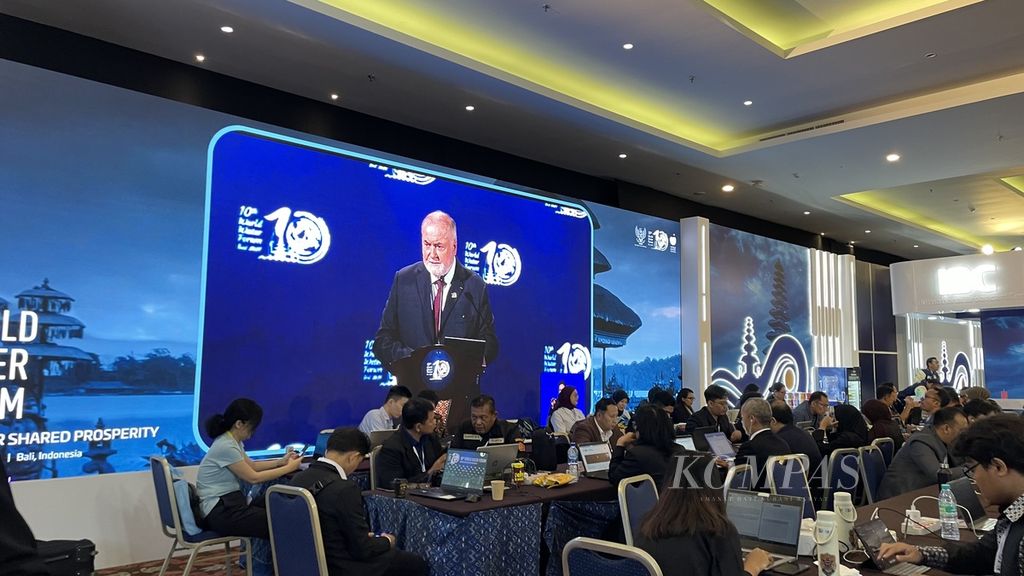 The screen in the media center shows the President of the World Water Council, Loic Fauchon, giving a speech at the opening of the World Water Forum in Nusa Dua, Bali on Monday (20/5/2024).