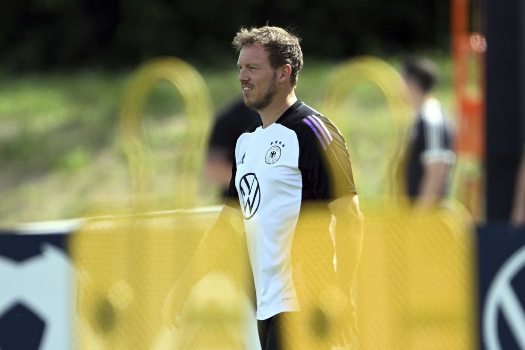 Pelatih Jerman Julian Nagelsmann saat sesi latihan jelang Piala Eropa 2024 di Herzogenaurach, Jerman, Selasa (6/6/2024).