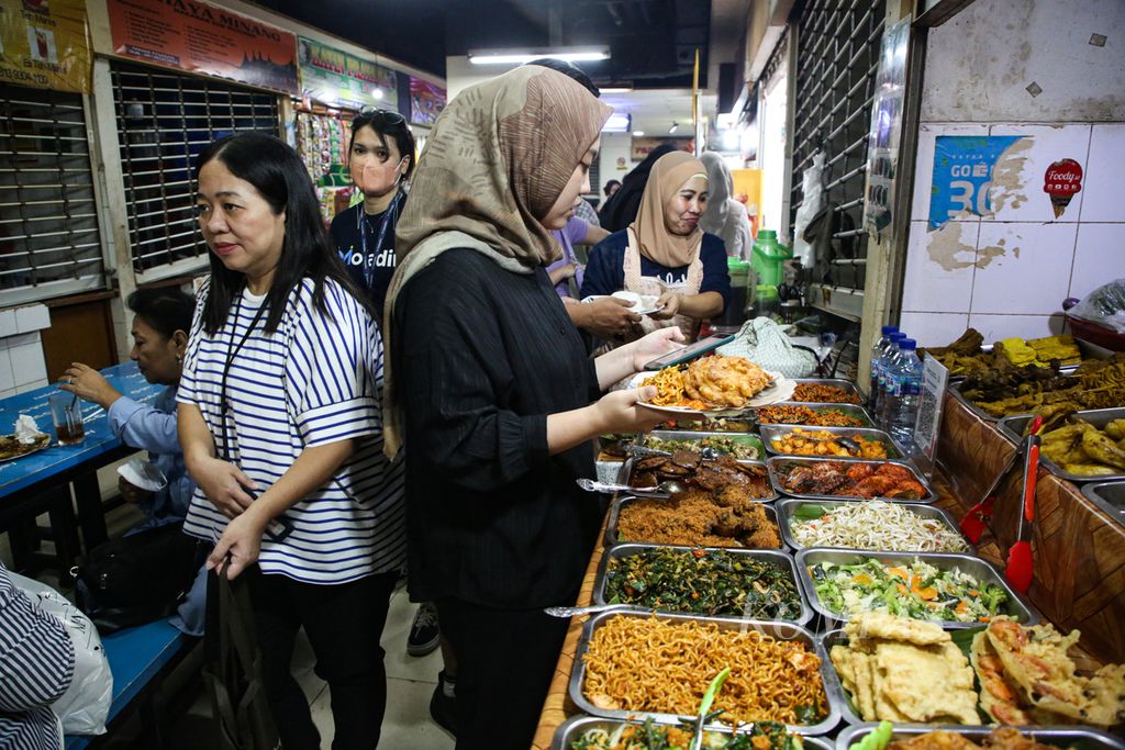 Pengunjung membayar makan siang dengan menggunakan qris di pujasera pusat perbelanjaan di kawasan Blok M, Jakarta Selatan, Rabu (9/8/2023). Dari sisi pengeluaran, konsumsi rumah tangga menjadi komponen penyumbang pertumbuhan ekonomi yang terbesar hingga 53,57 persen.