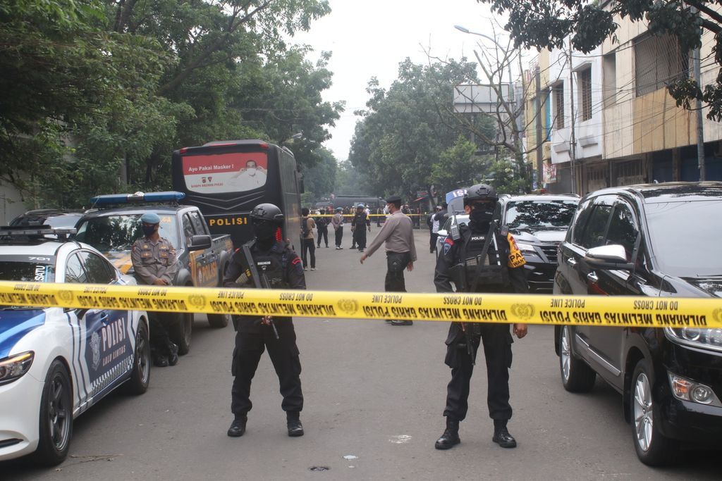 Police officers stand guard within a 100 meter radius from the Astanaanyar Police Office, Bandung City, West Java, Wednesday (7/12/2022), after the suicide bomb explosion that occurred there..