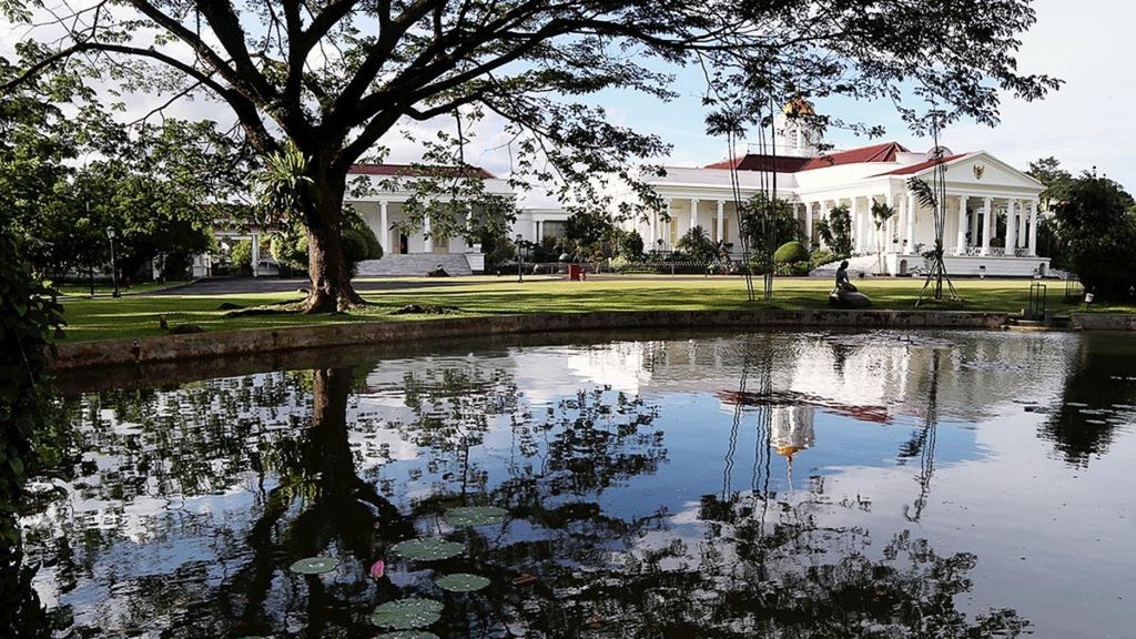 Istana Bogor terlihat dari area Kebun Raya Bogor (KRB), Jawa Barat, Jumat (28/4/2017). 