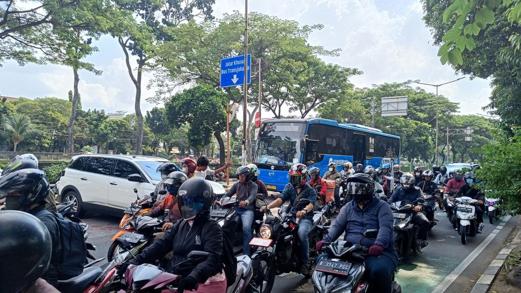 Bus Transjakarta yang terhalang untuk melintasi jalurnya akibat kendaraan yang ingin berputar balik di Jalan Galunggung, Setiabudi, Jakarta Selatan, Senin (31/10/2022).