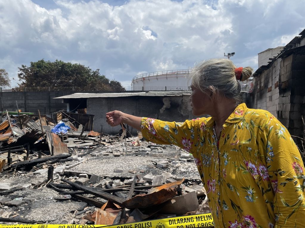 Warisi (52), warga RT 012 RW 009, menunjukkan lokasi rumahnya yang terkena kebakaran Depo Pertamina Plumpang, Selasa (7/3/2023).