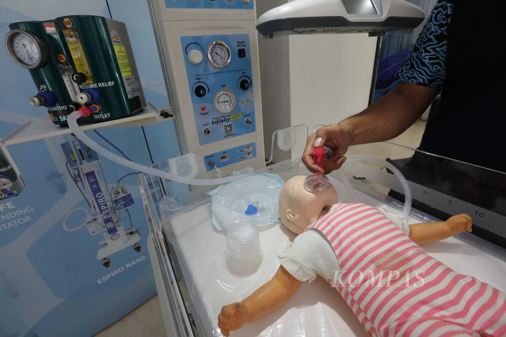 Operator memeragakan penggunaan alat bantu napas bayi: Mix Safe Transport Infant Blending Resuscitator di Fakultas Kedokteran Universitas Indonesia, Jakarta. Senin (14/8/2023). 