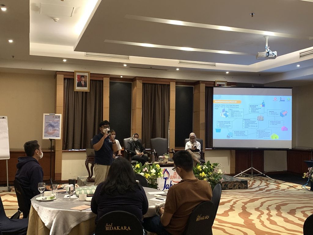Koodinator Nasional Gerakan Indonesia Diet Kantong Plastik (GIDKP) Rahyang Nusantara memaparkan materi dalam kegiatan konsultasi publik yang diselenggarakan oleh di Hotel Bidakara, Jakarta Selatan, Rabu (23/11/2022).