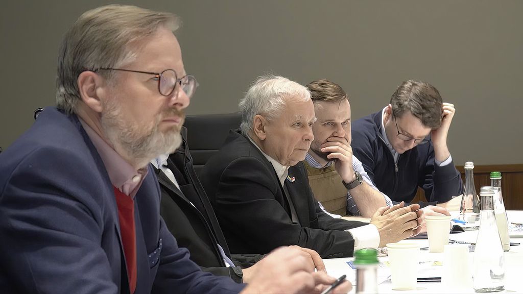 Dalam foto yang diambil dari tangkapan video Kantor Pers Kepresidenan Ukraina, PM Ceko Petr Fiala (kiri) dan Wakil PM Polandia Jaroslaw Kaczynski (kedua dari kiri) menghadiri pertemuan dengan Presiden Ukraina Volodymyr Zelensky di Kiev, Ukraina, 15 Maret 2022. 