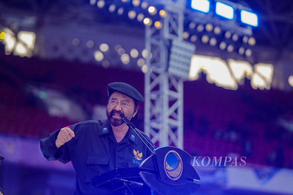 Ketua Umum Partai Nasdem Surya Paloh berorasi di depan para simpatisan dan kader Partai Nasdem di acara Apel Siaga Perubahan Nasdem di Stadion Gelora Bung Karno (GBK), Jakarta, Minggu (16/7/2023). 