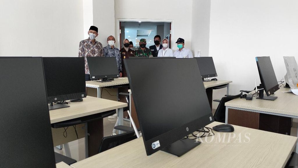 Ruang laboratorium komputer menjadi salah satu fasilitas yang disediakan di gedung baru Universitas Tidar, Magelang, Jawa Tengah, Selasa (22/11/2022).