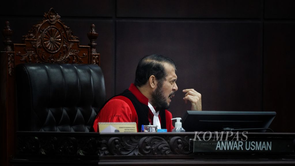 Mantan ketua Mahkamah Konstitusi Anwar Usman,  yang telah dicopot, tetapi masih menjadi hakim konstitusi,  sempat mengikuti beberapa agenda sidang putusan di Mahkamah Konstitusi, Jakarta, Kamis (29/2/2024). 