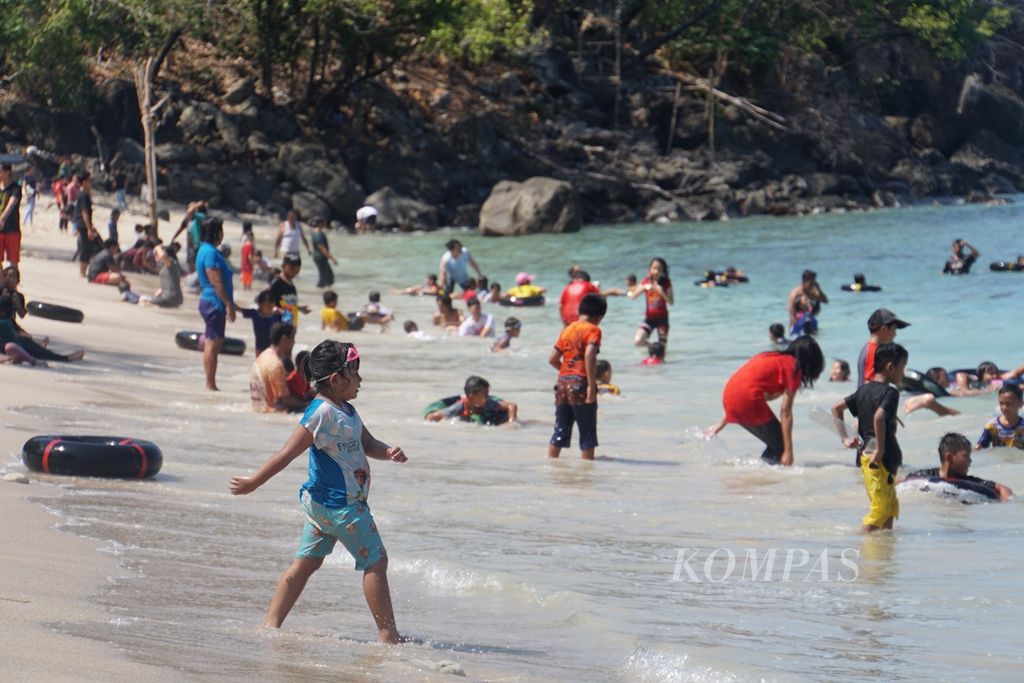 Seorang anak berjalan menuju air, Sabtu (9/10/2019), di Pantai Pulisan, Likupang Timur, Minahasa Utara, Sulawesi Utara. Pantai itu destinasi wisata utama di wilayah KEK Likupang.