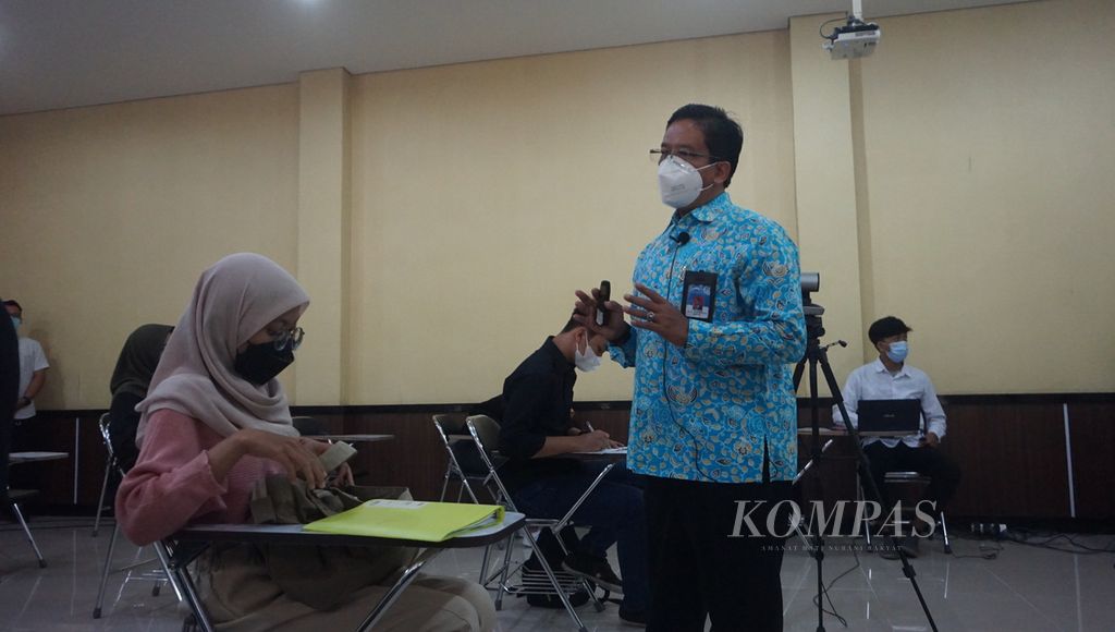 Rektor Universitas Negeri Sebelas Maret (UNS), Jamal Wiwoho, mengajar dalam kuliah tatap muka perdana di Fakultas Hukum UNS, Kota Surakarta, Jawa Tengah, 6 September 2021. 