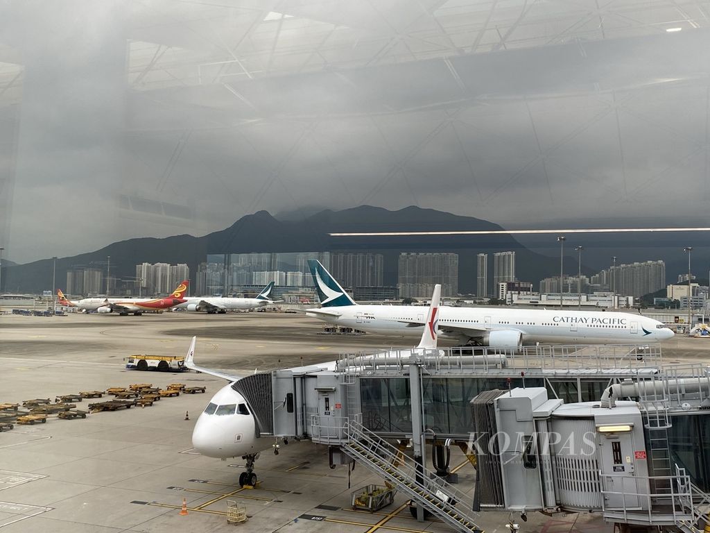 Cloudy skies surround the Hong Kong International Airport on Tuesday (10/10/2023). On Sunday (8/10/2023) night, flights to and from the airport were temporarily suspended due to Typhoon Koinu hitting Hong Kong. The typhoon triggered floods and caused Hong Kong authorities to suspend classes in many schools.