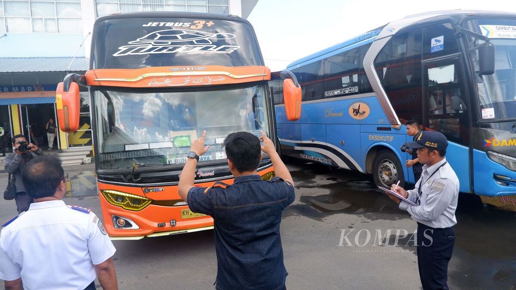 Petugas melakukan inspeksi keselamatan atau <i>ramp check</i> pada bus antarkota antarprovinsi di Terminal Tipe A Gambut Barakat, Kecamatan Gambut, Kabupaten Banjar, Kalimantan Selatan, Kamis (4/4/2024). 
