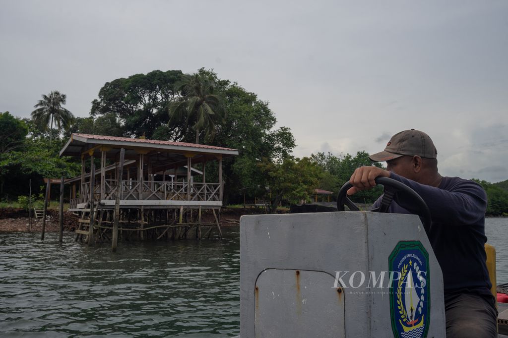 Nur Firmansyah (28) menunjukkan lokasi pembibitan bakau oleh Kelompok Pejuang Mangrove Pulau Bulan, Kota Batam, Kepulauan Riau, Selasa (19/12/2023).