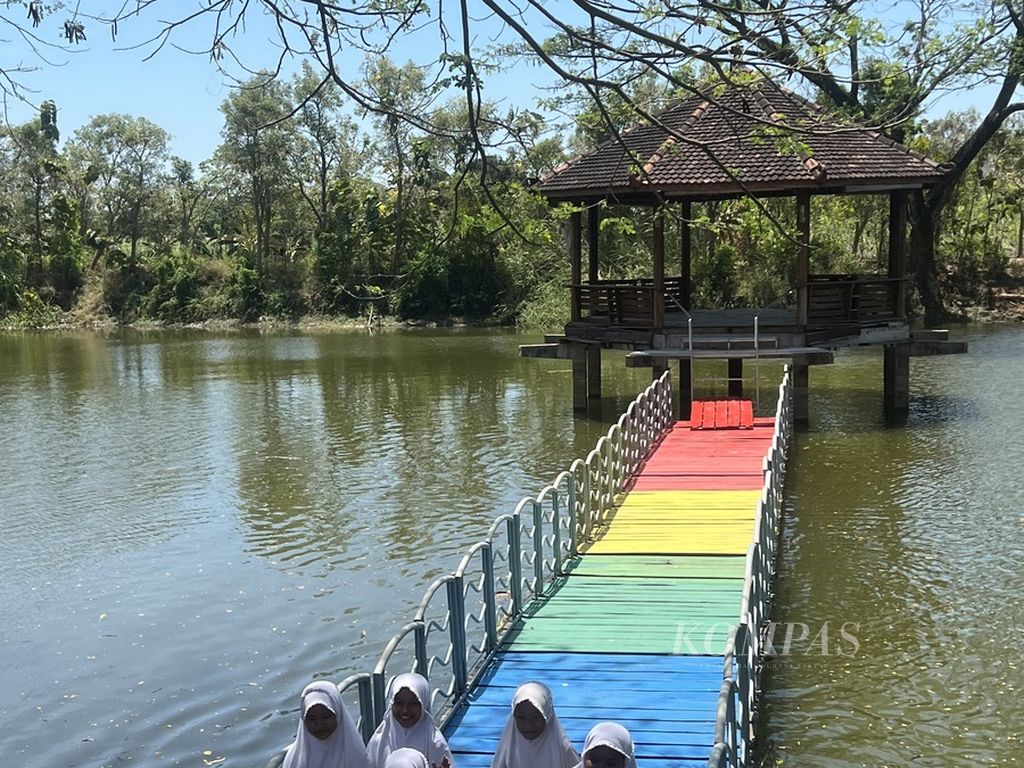 Telaga Rena di Desa Doudo, Kabupaten Gresik, Jawa Timur, tidak hanya menjadi sumber air bagi warga setempat, tetapi juga menjadi tempat wisata untuk melepas lelah.