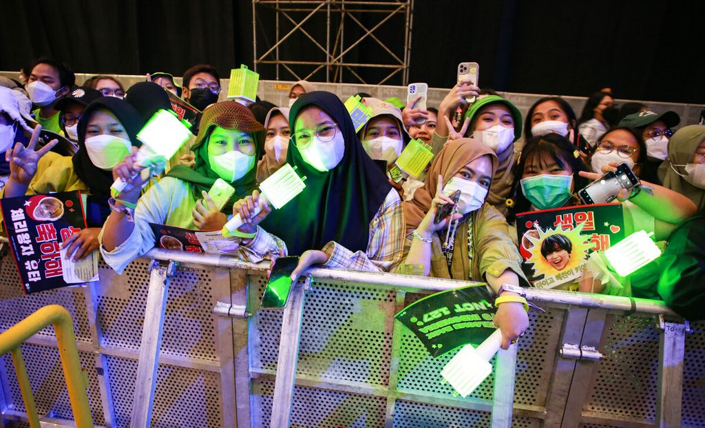 Para NCTzen yang sebagian besar adalah remaja putri dalam konser NCT 127 di Indonesia Convention Exhibition (ICE), BSD City, Kabupaten Tangerang, Banten, Jumat (4/11/2022) malam. 