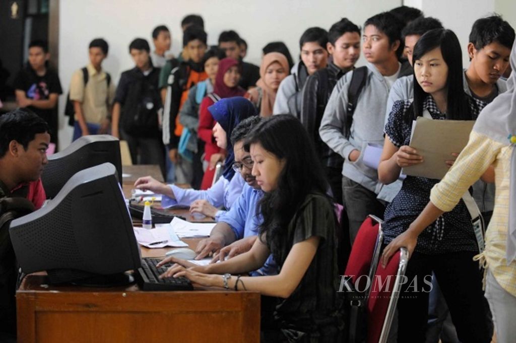 Lulusan SLTA yang tidak lolos Seleksi Nasional Masuk Perguruan Tinggi Negeri (SNMPTN) kembali mendaftarkan diri untuk masuk ke perguruan tinggi negeri melalui jalur mandiri di Universitas Negeri Yogyakarta, Senin (19/7/2010). 