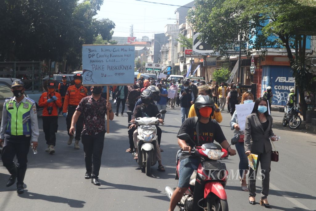 Jajaran Pemerintah Kota Cirebon, Jawa Barat, bersama DPRD setempat menggelar aksi kampanye pencegahan Covid-19 di jalan protokol Cirebon, Kamis (24/9/2020). 