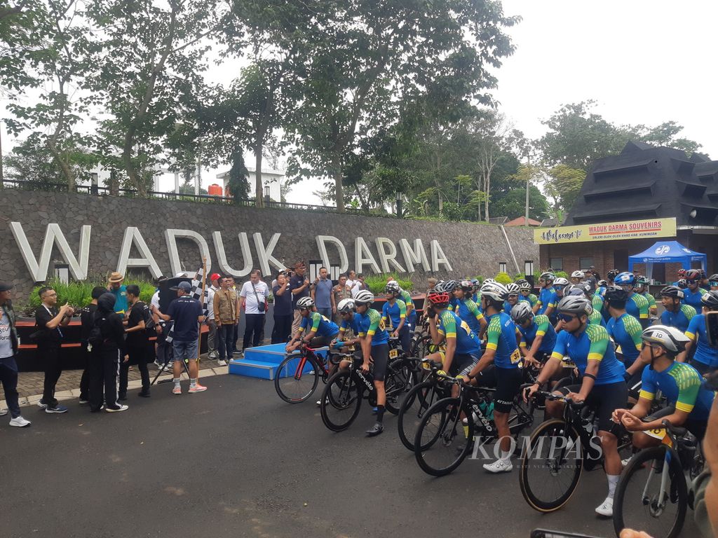 Peserta Cycling de Jabar bersiap melanjutkan perjalanan dari Waduk Darma, Kabupaten Kuningan, Jawa Barat, Sabtu (25/5/2024).