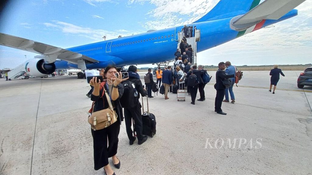 Antrean rombongan wartawan yang akan mengikuti perjalanan apostolik Paus Fransiskus ke Asia-Oseania di Bandara Leonardo da Vinci, Fiumicino, Roma, Senin (2/9/2024). 