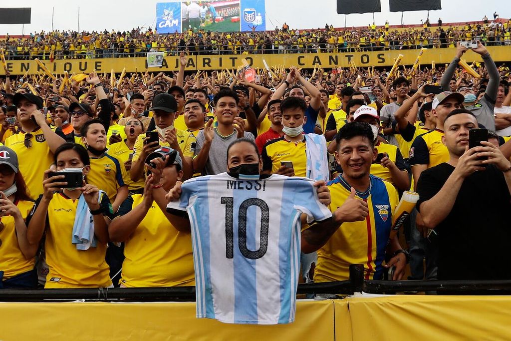 Pendukung Ekuador memperlihatkan jersei pemain Argentina, Lionel Messi, di Stadion Isidro Romero Monumental, Ecuador, 29 Maret lalu. 