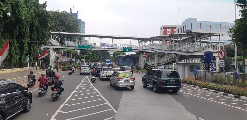 Sistem ganjil genap diterapkan di Jalan Salemba Raya, Jakarta Pusat, setelah ditiadakan di masa pandemi. Senin (13/6/2022), polisi mulai menerapkan sanksi bagi pelanggar aturan tersebut.