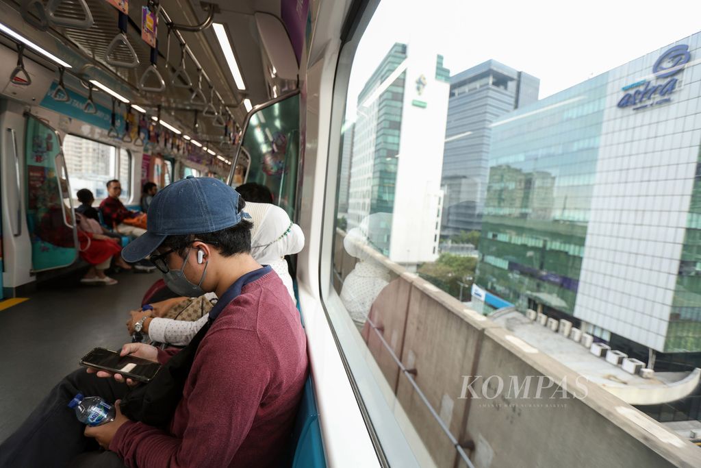 Penumpang menggunakan kereta MRT dari Stasiun MRT Lebak Bulus, Jakarta Selatan, Jumat (19/4/2024). 