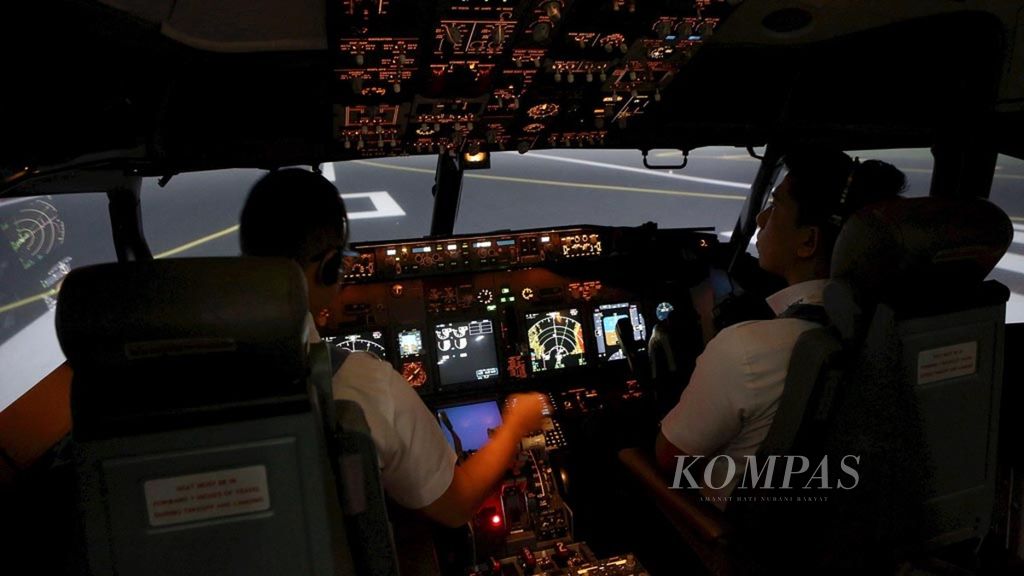Simulasi penerbangan dengan simulator Boeing 737 900 ER di Lion Village Facitily di kompleks pergudangan Bandar Mas, Tangerang, Banten, Senin (12/11/2018). 