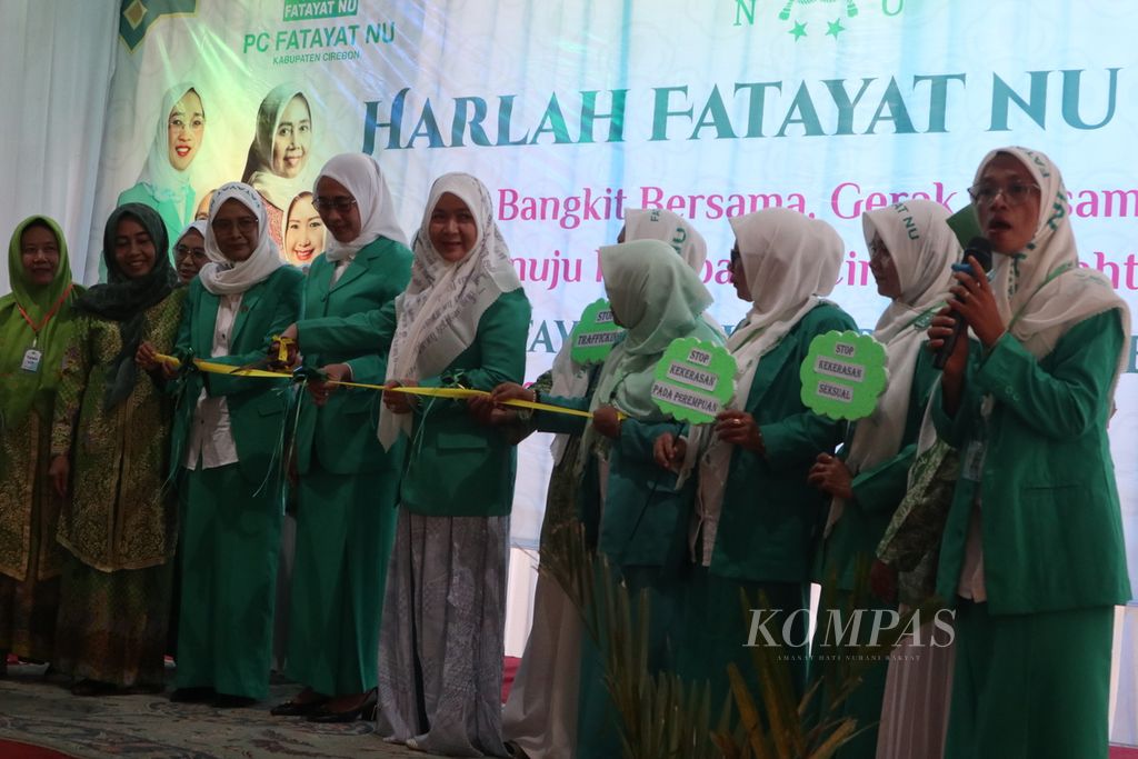 Pimpinan Fatayat NU dan para ibu nyai memotong pita sebagai simbol memutus kasus kekerasan terhadap perempuan dan anak dalam peringatan Hari Lahir Ke-72 Fatayat NU di Pondok Pesantren Kebon Jambu, Kabupaten Cirebon, Jabar, Minggu (26/6/2022).