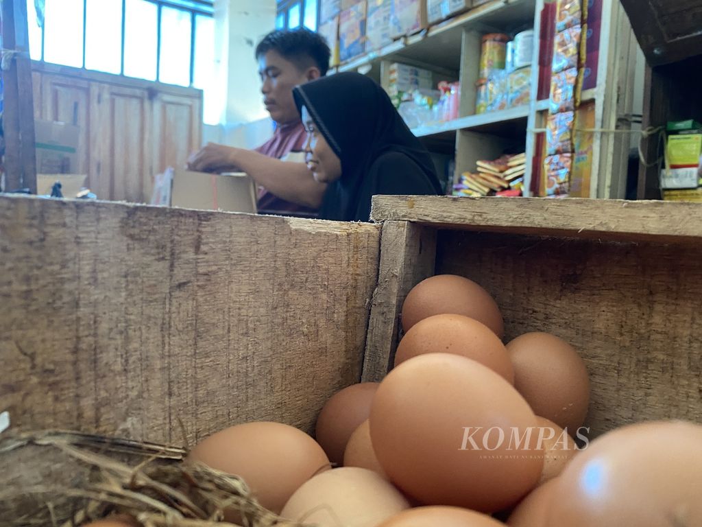 Pedagang bahan pokok di Pasar Kejambon, Kota Tegal, Jawa Tengah, mengeluhkan kenaikan harga sejumlah komoditas, Kamis (22/12/2022). Di pasar tersebut harga komoditas yang naik, antara lain, beras dan daging ayam ras. 