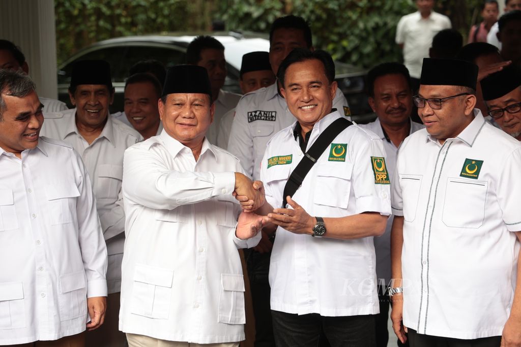 The Chairman of the Gerindra Party, Prabowo Subianto (left), held a press conference after receiving a visit from the Chairman of the Crescent Star Party (PBB), Yusril Ihza Mahendra, at Prabowo's residence on Kertanegara Street, Jakarta, on Thursday (6/3/2023).