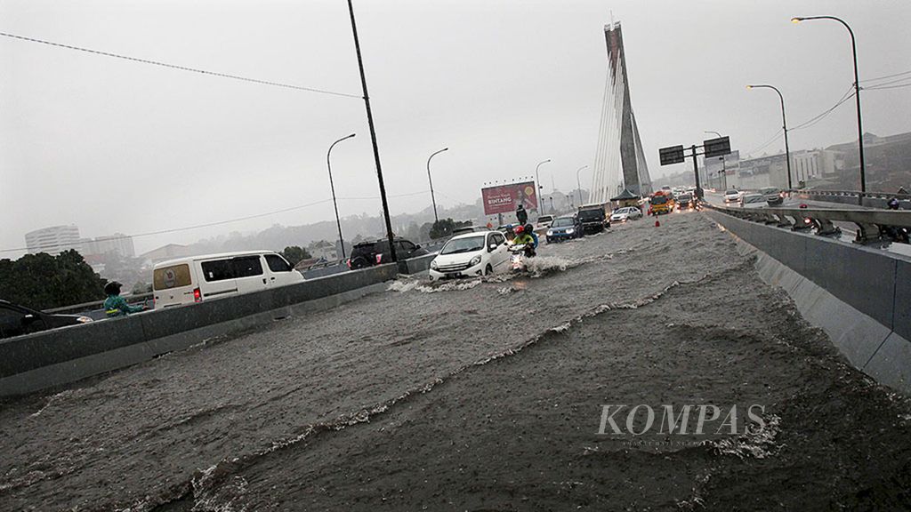 Tidak lancarnya saluran pembuangan air membuat Jembatan Layang Pasupati, Bandung, Jawa Barat, tergenang saat hujan lebat, Kamis (16/11/2017). Hujan lebat yang mengguyur Bandung  membuat sejumlah titik jalan raya di Bandung tergenang.