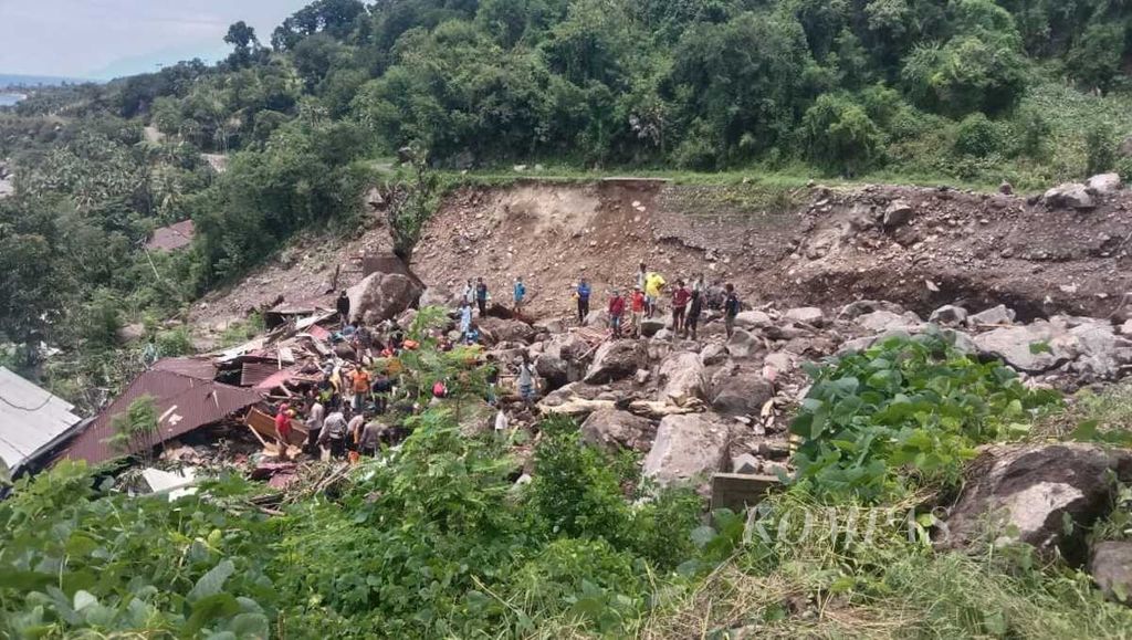 Rumah warga di Kecamatan Ile Ape Timur rusak diterjang longsor akibat Badai Seroja Sabtu (3/4/2021). Puluhan rumah di daerah itu saat ini dalam proses pembangunan. Dokumen Humas Pemda Lembata.