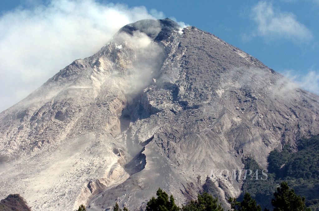 Setelah ambrolnya <i>geger boyo,</i> jalur guguran lava semakin lebar dan dalam, seperti terlihat dari Dusun Bangan, Desa Sidorejo, Kecamatan Kemalang, Klaten, Jawa Tengah, Sabtu (10/6/2006).