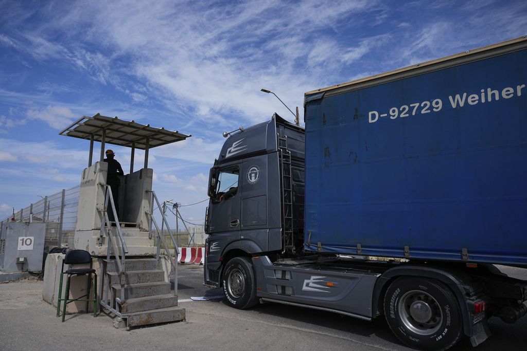 Sebuah truk pengangkut bantuan kemanusiaan untuk warga Gaza melewati pintu gerbang perbatasan Kerem Shalom di Israel selatan, 14 Maret 2024. 