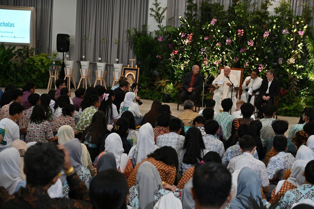 Paus Fransiskus beraudiensi dengan komunitas pemuda yang diinisiasi oleh Scholas Occurrentes di Gedung Grha Pemuda, kompleks Gereja Katedral, Jakarta, Rabu (4/9/2024). 