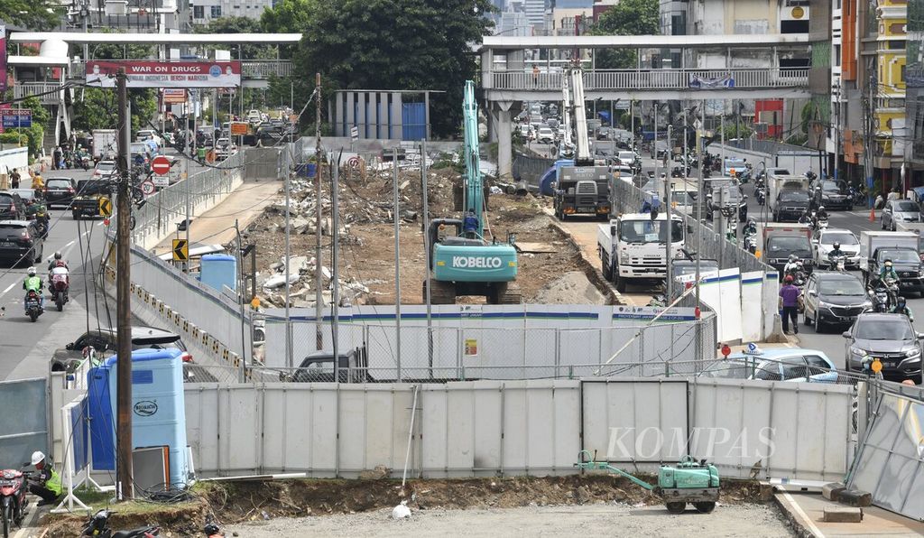 Suasana di lokasi proyek MRT Jakarta fase 2A paket kontrak (CP) 203 di kawasan Glodok, Jakarta Barat, Rabu (24/11/2021). Proses pembangunan MRT Jakarta fase 2A koridor utara-selatan masih terus berjalan. 