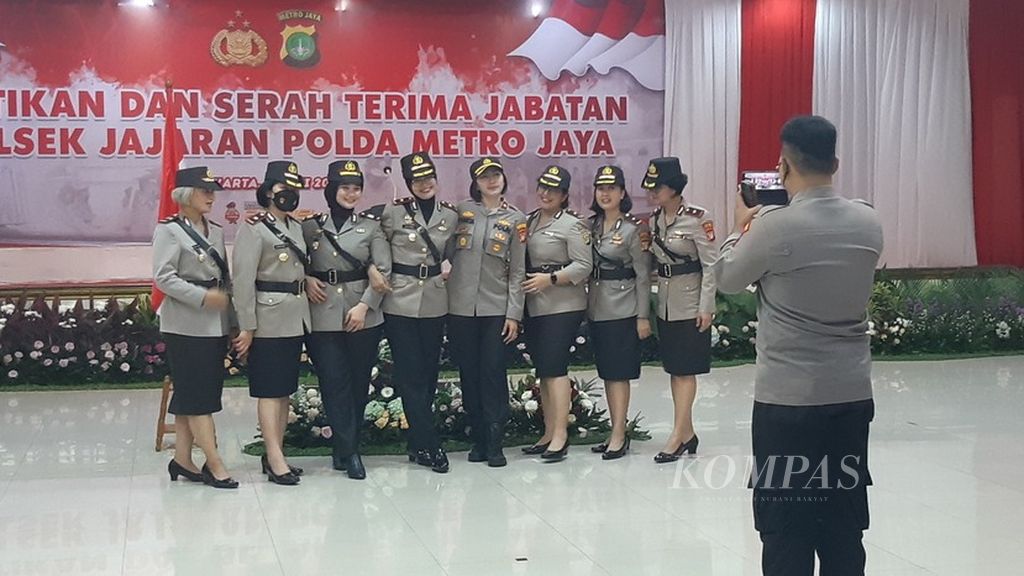 Delapan polisi perempuan yang baru dilantik Kapolda Metro Jaya Inspektur Jenderal Fadil Imran sebagai kapolsek di Jakarta, Selasa (24/5/2022).