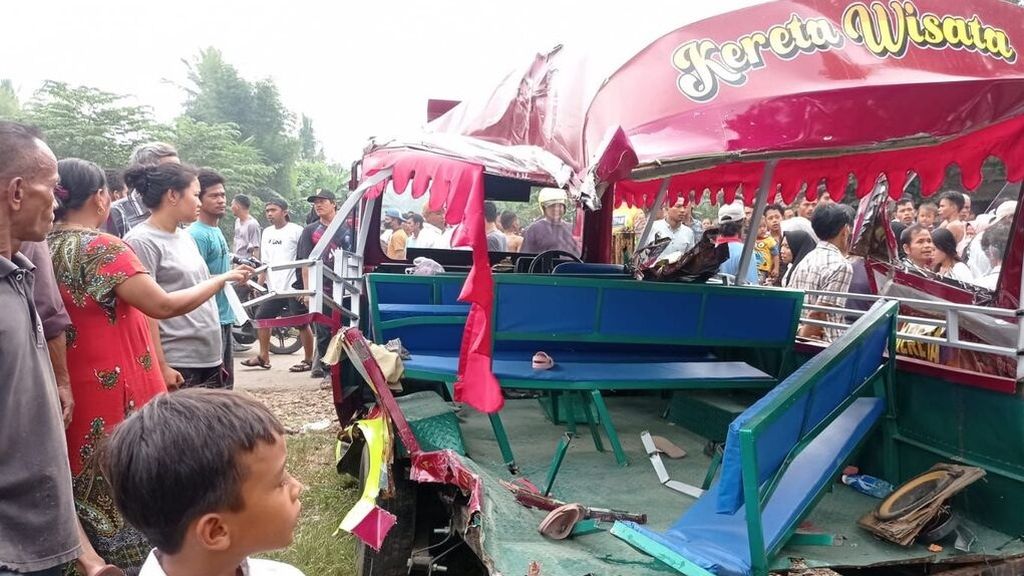 Kecelakaan antara odong-odong dan kereta penumpang di pelintasan tanpa palang pintu di Kampung Silebu, Desa Silebu, Kecamatan Kragilan, Kabupaten Serang, Banten, Selasa (26/7/2022) siang.