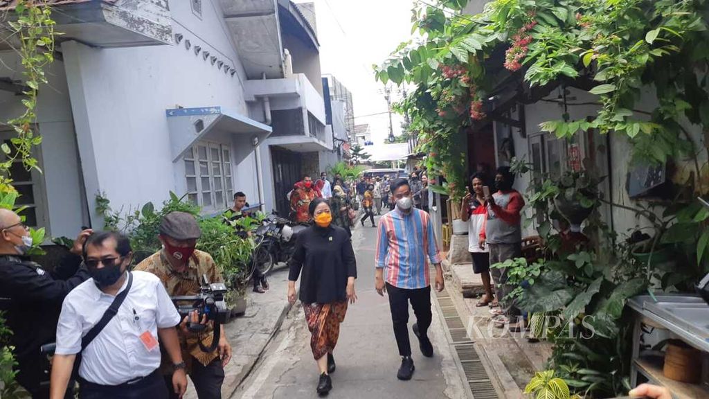 Ketua DPR Puan Maharani didampingi Wali Kota Surakarta Gibran Rakabuming Raka mengunjungi warga di Kelurahan Kratonan, Kecamatan Serengan, Kota Surakarta, Jawa Tengah, Minggu (2/10/2022).