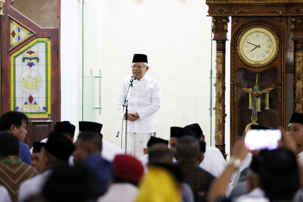 Wakil Presiden Ma’ruf Amin memberikan tausiah di Masjid Agung Al Kautsar, Kendari, Sulawesi Tenggara, Rabu (20/3/2024).