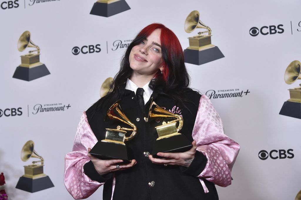 Billie Eilish berpose di ruang media dalam acara Grammy Awards 2024.
