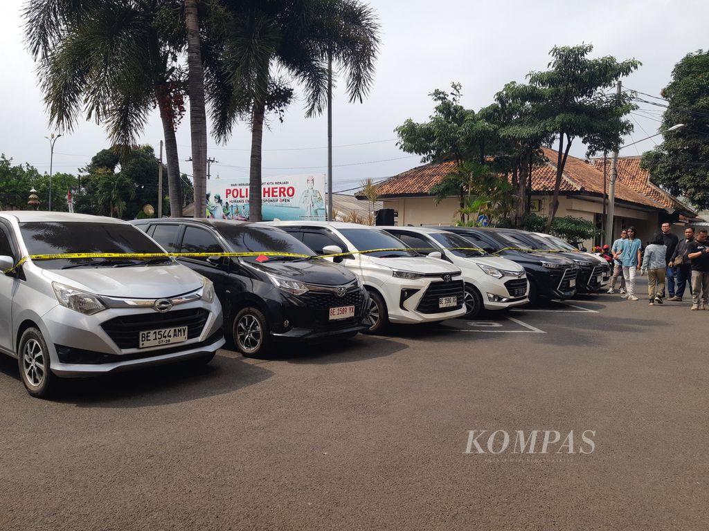 Barang bukti mobil berbagai merek yang disita polisi dari dua pelaku penggelapan mobil rental di Bandar Lampung ditunjukkan saat ekspose kasus, Rabu (4/9/2024). 