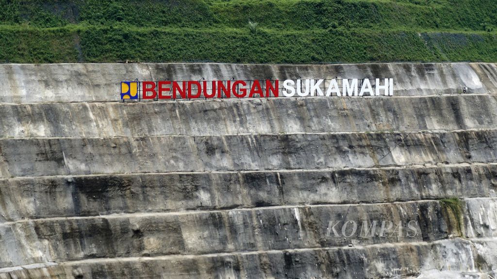 Papan nama Bendungan Sukamahi di Sukamahi, Kabupaten Bogor, Jawa Barat, Kamis (3/2/2022). Hingga kini, proyek tersebut masih dalam tahap penyelesaian. 
