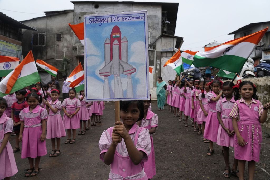 Anak-anak mengibarkan bendera India di sekolah mereka di Mumbai, India, dan bersorak atas keberhasilan pendaratan pesawat bulan India, Chandrayaan-3, di permukaan Bulan, 22 Agustus 2023. 