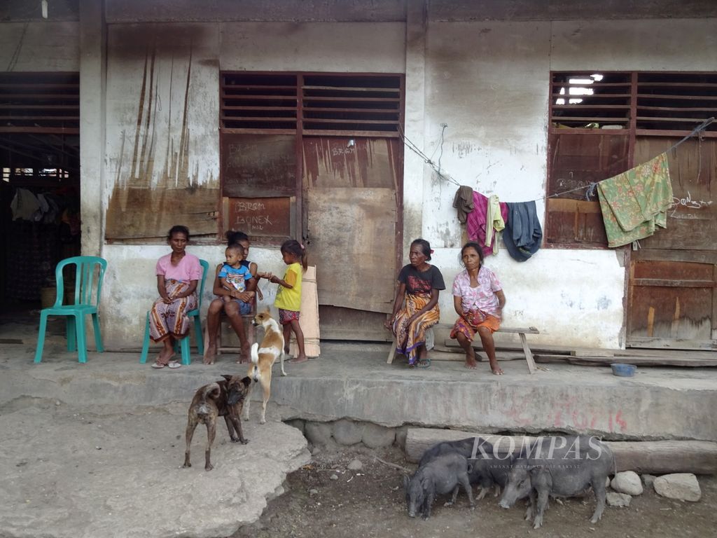 A number of former East Timor refugees have been living in a refugee camp for 18 years in Silawan Village, Kakuluk Mesak District, Belu Regency, East Nusa Tenggara, Tuesday (11/4/2017). They have been pro-integration refugees since the 1999 referendum in East Timor was won by pro-independence, and until now they have refused to return to their villages, which have now become the independent nation of Timor Leste.