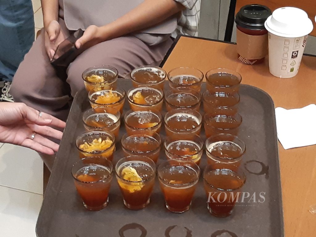 Menu Tropical Black, yakni perpaduan antara nanas mahkota dengan espresso dan sirop <i>jasmine</i>. Menu ini merupakan satu dari lima menu yang dikeluarkan Anomali Coffee sebagai hasil kolaborasi petani di Siak, Riau, dengan sejumlah instansi terkait.