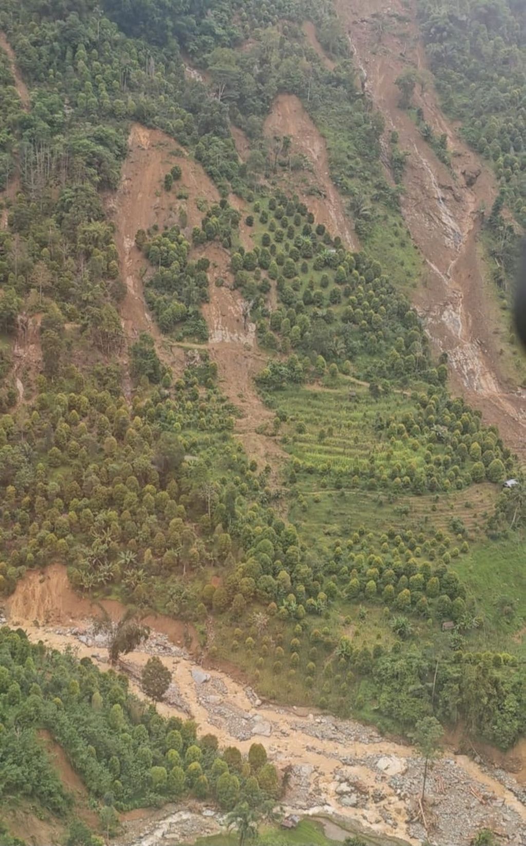 Foto udara yang menunjukkan salah satu bagian di Kecamatan Latimojong, Luwu, Sulawesi Selatan, Senin (6/5/2024). Perkampungan di wilayah ini dikepung longsor.