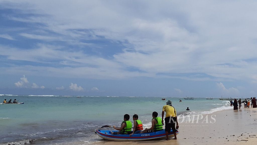 Wisatawan beraktivitas di Pantai Pandawa, Desa Kutuh, Kuta Selatan, Kabupaten Badung, Selasa (3/5/2022). 